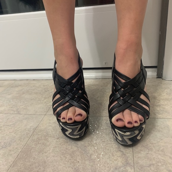 Charlotte Russe Chevron Pattern Wedges - Picture 6 of 8
